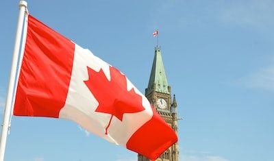 Quel est le salaire de base d'un employé au Canada ?